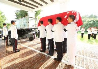Lee Kuan Yew Death Latest News: Singaporeans Brave Long Wait to Pay Last Respects to Father of Nation