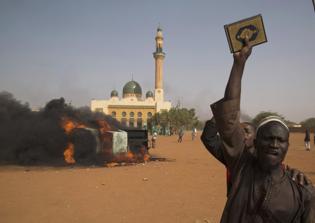 Charlie Hebdo Muhammad Cartoon Sparks Protests: 10 Killed In Niger As Muslims Rage Over New Cartoon