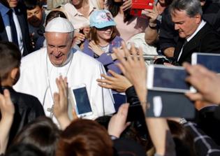 Pope draws criticism from Jews for comparing refugee centers to concentration camps