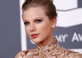 Taylor Swift News: Singer Comforts Broken-Hearted Fan, Gives Playlist to Help Ease Her Pain