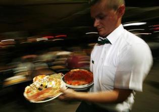 Ala. Boy Prays With Homeless Man After Blessing His Food at Local Restaurant