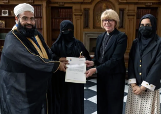 Archbishop of Canterbury revokes award to Pakistani cleric after bin Laden remarks resurface