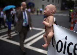 Oklahoma lawmakers approve bill criminalizing abortion