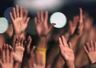 Evangelicals, Pentecostals more likely to experience persecution than other Christian groups, report reveals