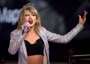 Taylor Swift pregnancy rumors 2016: Singer flashes toned stomach at CMAs