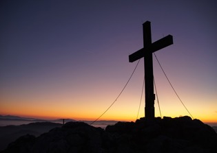 Civil rights group demands removal of 70-year-old cross in Michigan