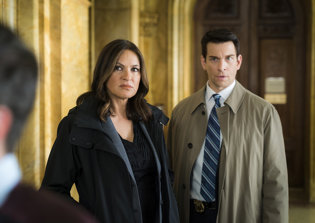 'Law and Order: SVU' season 18 spoilers: Awkward work environment and love triangle for Benson?
