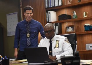 'Brooklyn Nine-Nine' season 4 spoilers news: Nine-Nine squad joins caroling competition; Jake and Charles goes toy hunting