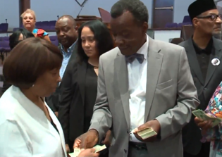 Christian mayoral candidate hands out cash to churchgoers 