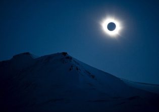 Solar Eclipse, Supermoon and Spring Equinox: 3 Celestial Shows in One Day