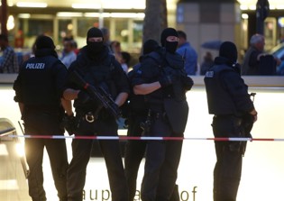 Munich shopping mall terror attack news update 2016: Gunmen kill at least eight in Germany, shooters on the run