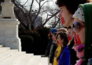 France passes bill to criminalize 'misleading' pro-life websites