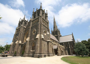 Increasing number of Australians identify as having 'no religion' as Christianity wanes