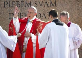 Pope Francis condemns indifference of authorities to refugee crisis